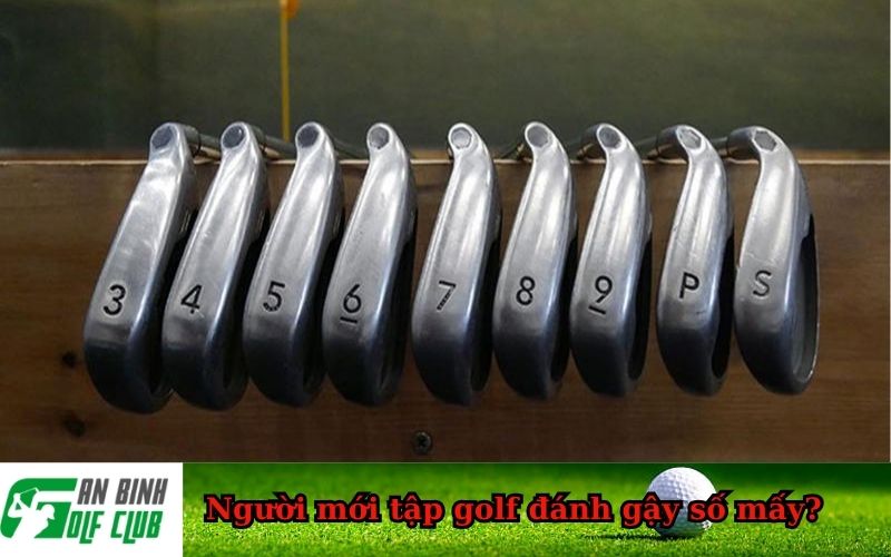 Người mới tập golf đánh gậy số mấy