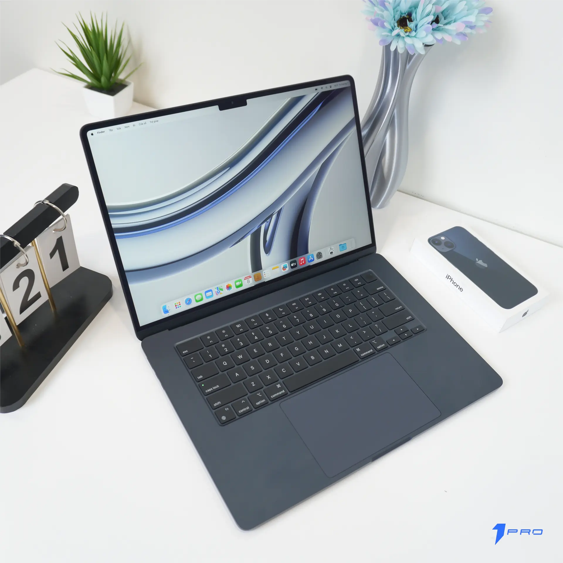 Nhược điểm bám vân tay trên Macbook Air M2 màu Midnight.