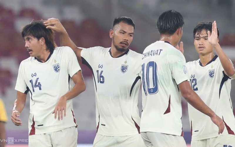 Không khí sôi động từ khán đài và cộng đồng mạng