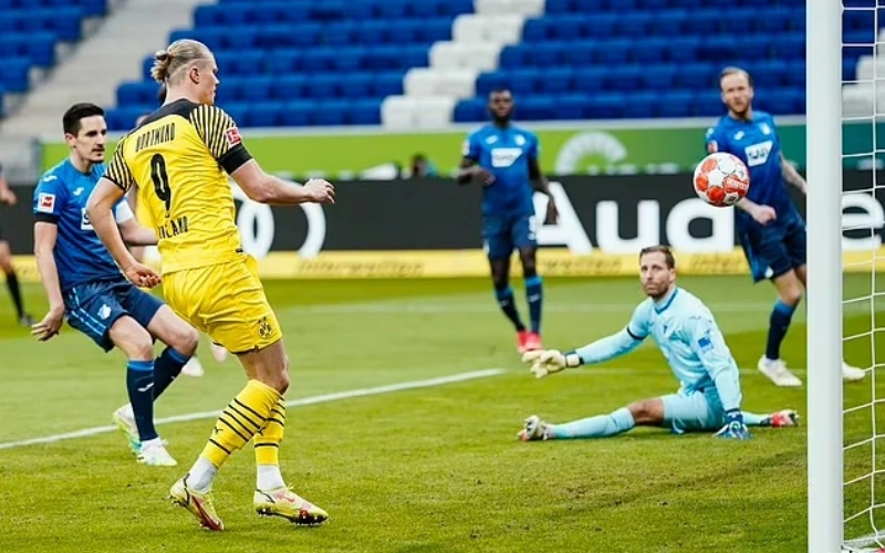 Sai lầm chí mạng của hàng thủ Leverkusen